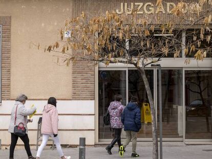 Llegada de los niños cuyo padre mató a su madre en La Puebla de Almoradiel a los juzgados de Quintanar de la Orden (Toledo), este miércoles. Foto: Julián Rojas. Video: Atlas