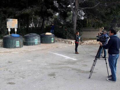 Zona de contenedores dónde se encontró el cadáver de una mujer. En vídeo, la mujer degollada en Moraira no quiso declarar contra su asesino en el juicio de malos tratos denunciados por un vecino.