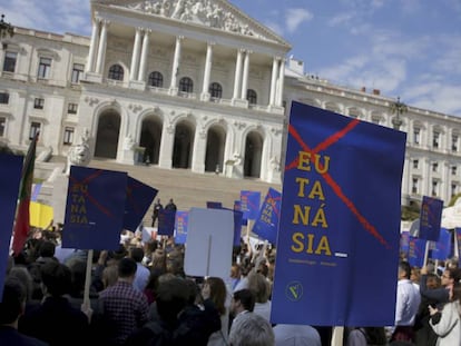 Manifestantes protestan frente al Parlamento de Portugal contral la nueva ley de eutanasia. En vídeo, las reacciones de los diputados.
