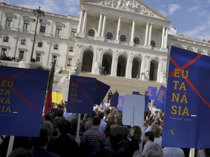 Manifestantes protestan frente al Parlamento de Portugal contral la nueva ley de eutanasia. En vídeo, las reacciones de los diputados.