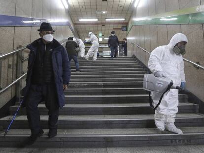 Un equipo desinfecta una estación de metro en Seúl, Corea del Sur. En vídeo, declaraciones del alcalde de la ciudad.