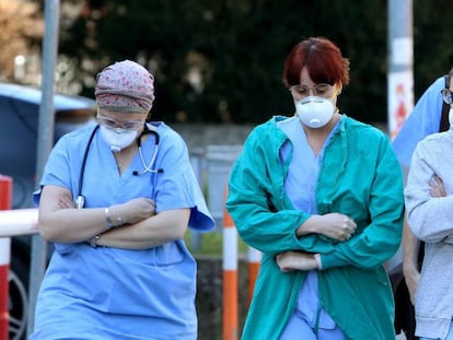 Varios sanitarios con mascarilla, cerca de la entrada del hospital de Padua (Italia).