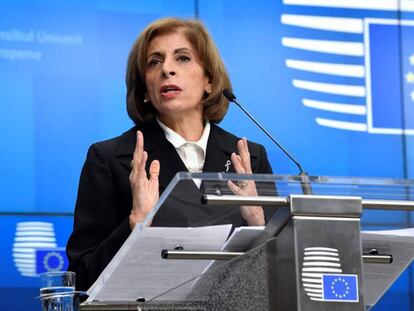 La comisaria de Salud, Stella Kyriakides, durante una rueda de prensa en Bruselas sobre el coronavirus. En vídeo, colas para comprar comida en las zonas afectadas en Italia.