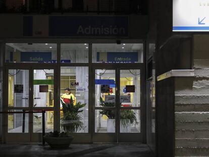 Entrada del hospital Carlos III de Madrid, el martes. En vídeo, situación del coronavirus en España.