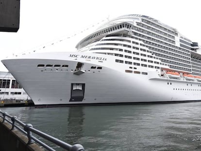 El crucero Meraviglia en un puerto de Nueva York en octubre de 2019. En vídeo, protestas en Cozumel (México) por la llegada del crucero.