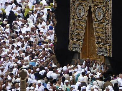 Peregrinos musulmanes rezan junto a la Kaaba, en La Meca, este lunes. En vídeo, declaraciones del portavoz del ministerio de Sanidad de Arabia Saudí, Mohammed Alabdulali.