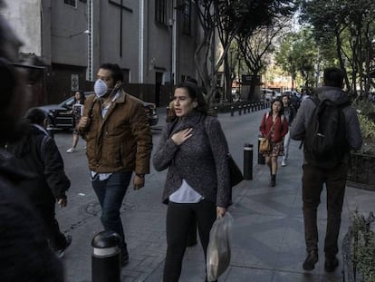 Un hombre camina con mascarilla por una calle de la zona rosa en Ciudad de México. En vídeo, El sub secretario de salud confirma los casos.