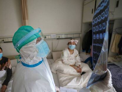 Un doctor con dos pacientes en Wuhan, el epicentro del coronavirus. En vídeo, la OMS eleva de "alta" a "muy alta" la amenaza por coronavirus.