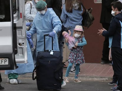 Personal médico en la puerta del hotel H10 Costa Adeje Palace, que este viernes ha comenzado a desalojar a los clientes en cuarentena. En vídeo, comienzan a salir turistas del hotel en cuarentena de Tenerife.