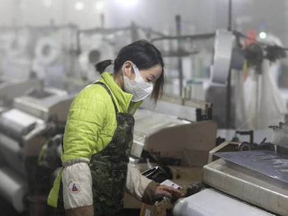Una fábrica textil en Hangzhou. En vídeo imágenes del bajón de mercancia procedente de China.