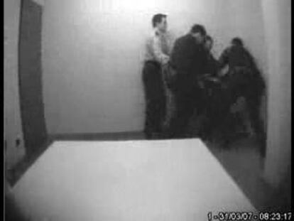 El abogado de la víctima asegura que la grabación es “brutal y salvaje”, mientras que la defensa de los policías considera que los hechos no revisten tanta gravedad