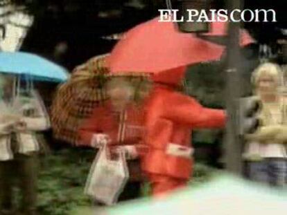 Dos actores disfrazados de los muñecos rojo y verde del semáforo pretenden llamar la atención amablemente a los peatones que realicen alguna conducta temeraria