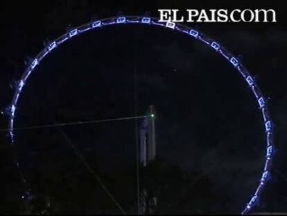 La atracción tiene 165 metros de altura y sus 28 cabinas son del tamaño de un autobús.