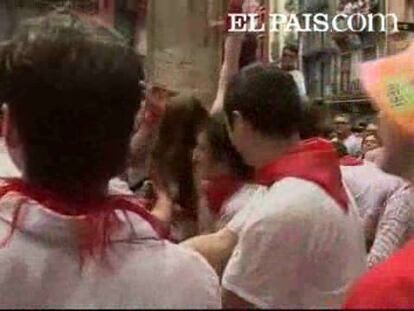 Miles de extranjeros visitan estos días Pamplona para disfrutar de los San Fermines, pero cada vez es más popular entre ellos tomar parte en una curiosa tradición: 'El salto del guiri'.