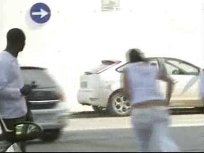 Juan José Orihuela ya está en la prisión del Acebuche. Corriendo detrás del coche de la Guardia Civil, su mujer, que está embarazada, ha intentado despedirse de él. En los juzgados de Roquetas hoy han coincidido la familia del detenido y un grupo de senegaleses que pedía justicia. Juan José Orihuela, conocido como "El Bollo", ha reconocido, como ya hizo ante la Guardia Civil, que fue el quien apuñaló al joven senegalés, pero que lo hizo en defensa propia al verse acorralado por un grupo de personas. Ese asesinato provocó una oleada de incidentes en el barrio de las 200 viviendas en Roquetas. El juez mantiene el secreto de sumario, porque podrían producirse nuevas detenciones.