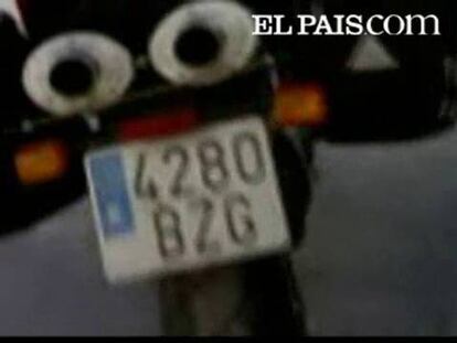 Lo último en falsificación de placas de matrículas es un dispositivo que cambia los números de las matrículas de un vehículo. La Guardia Civil de tráfico de Santander ha detenido a un motorista por cometer un delito de falsificación de documento público, que puede estar castigado con penas de prisión y multas de hasta 144.000 euros. Otros métodos menos sofisticados pasan por ocultar los números con pañuelos o cinta aislante, incluso levantar la placa para engañar al radar. Todas estas acciones son delito. Instalar el dispositivo para falsificar la matrícula pero no accionarlo no supone ningún delito, mientras que quitar la placa sólo supone una infracción administrativa debido a un vacío legal del que muchos se aprovechan.