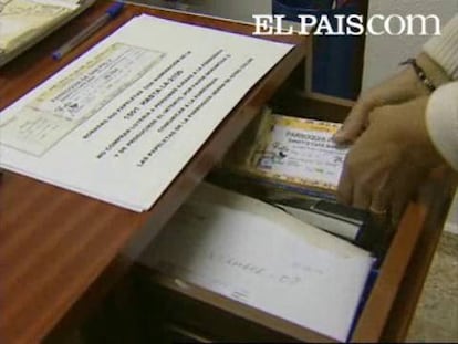 Unos ladrones han robado el dinero del cepillo y 600 participaciones de la Lotería de Navidad, aunque no les servirán para ganar el gordo. El párroco seguirá jugando al mismo número pero cambiará el color de las papeletas para distinguir las válidas.