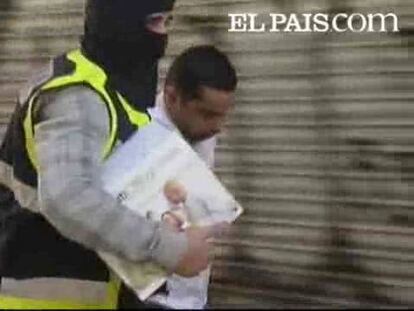 La Policía Nacional y la Guardia Urbana de Barcelona han detenido esta mañana a una treintena de personas en una redada contra el proxenetismo y las redes de prostitución en el barrio del Raval, Sant Antoni y la Mina de la capital catalana. La operación ha tenido lugar a primera hora de la mañana. A los vecinos no les han sorprendido la intervención de los Mossos, muchos aseguran que es habitual en la zona y que llevan muchos años sufriendo este tipo de actividades ilegales.