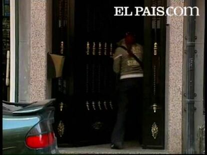 En la localidad vizcaína de Santurce, una mujer falleció ayer a manos de su marido. La Ertzaintza encontró el cuerpo sin vida de la víctima, de 26 años, con signos de violencia en el domicilio de la pareja. Los agentes arrestaron al presunto agresor y esposo de la fallecida, después de que éste reconociera su implicación en el crimen. Indignación hoy entre los vecinos de Santurce por el asesinato de la mujer, de nacionalidad africana. Por lo visto, el asesino, con la ayuda de un amigo, quería meter el cuerpo de la víctima en una maleta y simular un accidente de coche. Aunque las discusiones eran frecuentes, la mujer nunca denunció a su compañero sentimental. Al parecer la orden de alejamiento que tenía era hacia su anterior compañera.