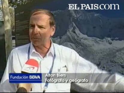 La Fundación BBVA colabora con el ICIMOD (Centro Internacional para el Desarrollo Integrado de las Montañas) en la organización de la exposición fotográfica 'Himalaya-Paisajes Cambiantes', una muestra que pretende ilustrar el impacto del cambio climático sobre la cadena montañosa más alta del mundo. Durante los años cincuenta, científicos austriacos y suizos llevaron a cabo unos estudios exhaustivos en la región del Everest. Estos equipos fotografiaron y midieron meticulosamente los glaciares, las montañas y los valles de la zona de Khumbu y elaboraron el primer mapa de esta región, que todavía se utiliza en la actualidad. En la misma época, el glaciólogo suizo Fritz Müller pasó ocho meses en Khumbu a altitudes superiores a 5.000 metros, estudiando y fotografiando los imponentes glaciares del Himalaya. Cincuenta años después, los cientos de fotografías en blanco y negro que realizaron estos científicos alpinistas tienen un inmenso valor para tratar de entender el impacto del cambio climático en el Himalaya. El geógrafo de montaña y alpinista Alton Byers ha vuelto a los lugares que retrataban las imágenes originales y ha hecho la réplica de las fotografías panorámicas, con el objetivo de ilustrar los cambios producidos en el último medio siglo. Las panorámicas antiguas y las nuevas se han reunido en esta muestra, combinándolas con retratos de los habitantes del Himalaya y sus historias.
