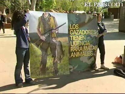 La asociación protectora de animales El Refugio llevó hoy un galgo ahorcado en la localidad toledana de Sonseca a la sede del Ministerio de Medio Ambiente para exigir la retirada de licencia a los cazadores que maltratan a sus propios animales.
