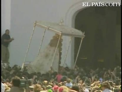 Miles de personas han acompañado a la Blanca Paloma durante la procesión que se ha desarrollado en la aldea de Almonte