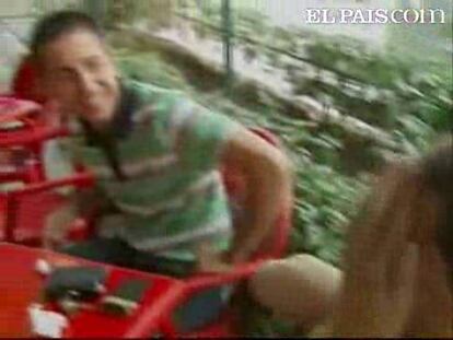 Se llama gelotofobia, y es el miedo a la risa ajena. Según un estudio realizado en 74 países lo sufre el 2% de la población, sobre todo adolescentes. Las personas que padecen este transtorno sufren una reacción fisiológica de alta intensidad cuando escuchan la risa ajena, con síntomas de preocupación y sudoración excesiva.El problema es que se asocia la risa de otros con hacer ridículo y se interpreta como un ataque. Las consecuencias que conlleva la gelotofobia son el aislamiento y, en algunos casos, depresión.