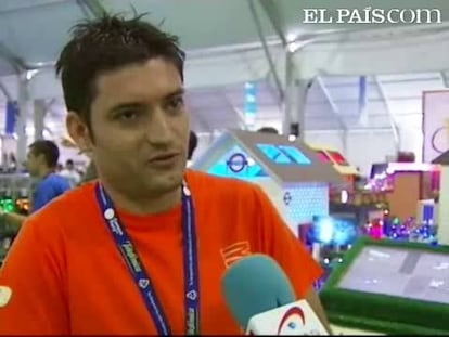 Los MODs o lo que es lo mismo, los ordenadores tuneados, están teniendo gran éxito entre los participantes de la Campus Party. Hasta aquí vienen diversos grupos que año tras año elaboran verdaderas obras de ingenio con sus ordenadores. Uno de los MODs que más miradas está acaparando es el que representa un pequeño pueblo al que no le falta detalle. Tiene desde carreteras y farolas hasta cámaras de seguridad. Aunque las casitas, eso sí, no son de muñecas, en realidad son siete ordenadores. Todos los montajes son, sin duda, espectaculares. Este año también encontramos un MOD que conmemora el Año Internacional de la Astronomía. Tiene una esfera armilar que muestra el movimiento de las estrellas, un satélite artificial spútnik, un robot Spirit y un telescopio. Claro que cada uno de ellos es un ordenador.  Todos los modds participarán en el Concurso de Modding de la Campus Party, el más importante de toda España.