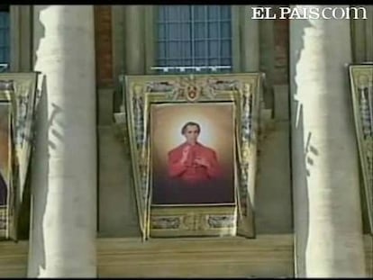 Decenas de españoles se han dado cita hoy en la Plaza de San Pedro del Vaticano. El Papa Benedicto XVI ha proclamado a los dos primeros santos españoles de su pontificado: Francisco Coll y Guitart y Rafael Arnáiz Barón. A la ceremonia de canonización ha acudido una delegación de autoridades civiles y religiosas españolas, encabezada por el ministro de Exteriores, Miguel Ángel Moratinos.