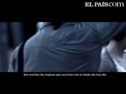 El Ministerio de Igualdad lanza anuncios de sensibilización contra el maltrato en el Día Internacional contra la Violencia Machista. Su lema es <i>Ante el maltrato, todas y todas a una</i>. Son una serie de cuatro <i>spots</i>, protagonizados por una joven, una madre (el que ofrecemos), una invidente y una inmigrante.