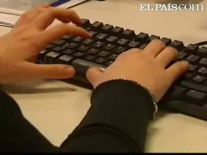 La ludopatía, la adicción al juego, es cada vez más difícil de controlar por culpa de las nuevas tecnologías. Las casas de apuestas y los casinos que hay en Internet han creado un nuevo perfil de enfermos. Muchos son jóvenes que se encierran en su habitación para jugar. Ven la felicidad a sólo un clip, porque al otro lado de la pantalla son quienes quieren ser y eso engancha. El 15 por ciento de los jóvenes pueden acabar siendo adictos a Internet. Pero en Internet también hay hueco para ludópata online o adictos al sexo en la Red. Un ejemplo es David. Empezó con las tragaperras pero se pasó al juego por Internet. Sólo con 21 años un spam de un casino on-line lo invitó a introducirse en ese mundo y sólo en un fin de semana se gastó mil euros. Al principio consiguió algunos premios y cumplieron su función de cebos para engancharlo. Llegó a robarles a sus padres, a dormir en el coche, apenas sin comer y gastarse todo lo que ganaba para poder seguir jugando. Después de varios intentos de suicidio y tres años de terapia está rehabilitado y sólo quiere cerrar página.