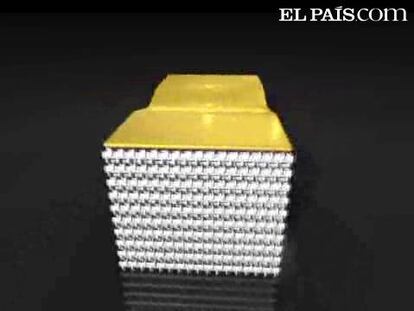 Representación de la lámina de oro con un bulto y la capa tridimensional de invisibilidad que la hace <i>desaparecer</i> cuando se observa desde un punto de vista por debajo del plano en el que está.