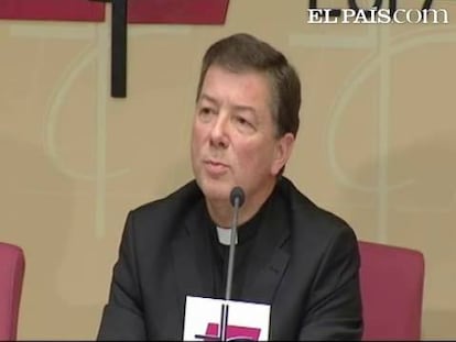 El secretario general y portavoz de la Conferencia Episcopal Española y obispo auxiliar de Madrid, Juan Antonio Martínez Camino, ha sostenido hoy sobre la polémica por el uso del velo en los colegios que "los símbolos religiosos no son algo del ámbito privado".