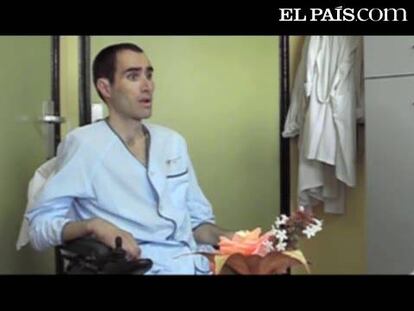El joven, aquejado de esclerosis lateral amiotrófica, relata a los médicos de La Paz por qué renuncia al tratamiento para morir en paz y sin dolor