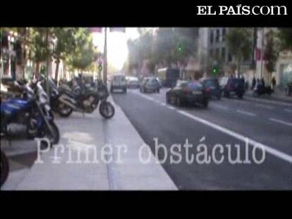 El carril para ciclistas de la arteria recién remodelada no garantiza a los usuarios de la bicicleta un tránsito fluido. Al contrario, los obstáculos hacen del intento una auténtica gincana.  Este vídeo ha sido grabado antes de la inauguración de la reforma y con zonas todavía en obras.