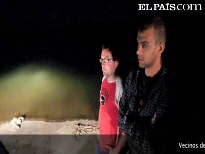 Reconstrucción del accidente, en el que murió uno de los inmigrantes. Testimonio de dos jóvenes de Capilla (Badajoz) que acudieron en ayuda de las víctimas. Declaraciones de un primo del inmigrante fallecido y varios amigos en el tanatorio de Trujillo (Cáceres).