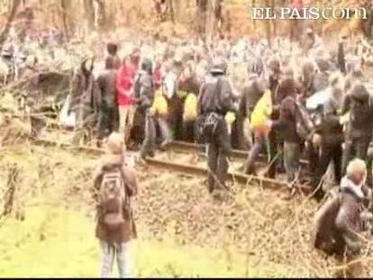 Las protestas que intentan impedir la llegada de residuos nucleares a un depósito en el norte de Alemania se vieron empañadas hoy por choques violentos entre agentes y manifestantes.Los activistas antinucleares han tratado de obstaculizar el paso del tren con un cargamento de 123 toneladas de desechos atómicos.