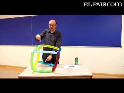 <a href="http://www.fblasco.com/" target="blank">Fernando Blasco</a>, profesor de la <a href="http://www.upm.es/institucional" target="blank">Universidad Politécnica de Madrid</a>, presenta nuestro segundo desafío matemático. Coincidiendo con el <a href="http://www.rsme.es/centenario/" target="blank">centenario de la Real Sociedad Matemática Española</a>, EL PAÍS planteará un problema cada semana a sus lectores. NOTA IMPORTANTE: Por si queda alguna duda de la formulación del problema y a petición también de los lectores sordos, incluimos aquí el enunciado por escrito. Una hormiga se desplaza sin parar por las aristas de un cubo. Parte del vértice marcado con el número 1 (ver dibujo del profesor Blasco en la pizarra) por una de las tres aristas que salen de ese punto (con probabilidad 1/3 de tomar cualquiera de los caminos). Cada vez que llega a un nuevo vértice prosigue su paseo por una de las tres aristas que convergen en ese punto (vuelve para atrás, tira para un lado o para el otro), de nuevo con probabilidad 1/3 de tomar cada una de las rutas. Los vértices 7 y 8 (ver dibujo en la pizarra) se rocían de insecticida, que es el único método que hay para matar a la hormiga: si el insecto llega a cualquiera de ellos morirá fulminantemente. Se pregunta: Partiendo del vértice 1. ¿Qué probabilidad hay de que la hormiga no muera nunca? ¿Qué probabilidad hay de que muera en el vértice 7? ¿Y en el 8?