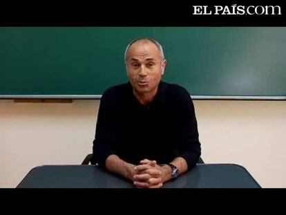 El quinto desafío de EL PAÍS, con el que celebramos el centenario de la <a href="http://www.rsme.es/centenario/" target="blank">Real Sociedad Matemática Española</a>, lo presenta Fernando Corbalán, catedrático de matemáticas y subdirector de <a href="http://www.divulgamat.net/" target="blank">DivulgaMAT</a>. El plazo para enviar soluciones ya ha concluido: hoy publicaremos los nombres de los ganadores. En esta ocasión el reto consta de dos preguntas y habrá dos premios. Sortearemos un lote de libros de matemáticas entre los acertantes de la primera cuestión (más fácil) y la <a href="http://www.elpais.com/promociones/matematicas/">biblioteca completa que ofrece cada domingo EL PAÍS</a> entre quienes acierten las dos. Esta semana en el quiosco, <i>Los secretos del número Pi</i>, de Joaquín Navarro por 9,95 euros con el periódico. Para aclarar cualquier duda y en atención también a nuestros lectores sordos incluimos por escrito el problema por escrito. Presentamos dos juegos y se trata de encontrar qué estrategia ganadora tienen, esto es, el procedimiento para ganar siempre, por muy hábil que sea nuestro rival. La estrategia puede ser del jugador que mueve primero o del segundo, eso también hay que averiguarlo. Obviamente, si el primer jugador tiene estrategia ganadora, no la tendrá el segundo. Para ambos juegos formamos la palabra PAIS con palillos de la forma en que se ve la imagen de arriba o el vídeo. <b>Primer juego:</b> Por turnos, cada jugador retira uno, dos o tres palillos del dibujo. Gana el que retira el último palillo, esto es, el que deja la mesa vacía. <b>Segundo juego:</b> Por turnos, los jugadores retiran el número que quieran de palillos pero siempre de la misma letra cada vez (de la P, de la A, de la I o de la S). Gana también el que retira el último palillo. Se trata, como decíamos de hallar la estrategia ganadora en ambos juegos (el modo de ganar seguro) precisando si la tiene el jugador que abre el juego o el segundo.