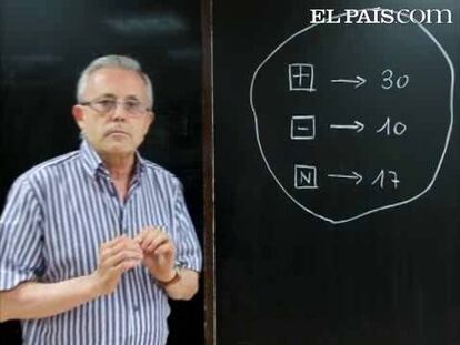 Antonio Aranda Plata, profesor asistente honorario del <a href="http://www-en.us.es/da/" target="blank">Departamento de Álgebra de la Universidad de Sevilla</a>, presenta el decimocuarto de los desafíos matemáticos con los que EL PAÍS celebra el <a href="http://www.rsme.es/centenario/" target="blank">centenario de la Real Sociedad Matemática Española</a>. Envía tu solución antes de las 00.00 horas del martes 21 de junio (medianoche del lunes) a la dirección <a href="mailto:problemamatematicas@gmail.com">problemamatematicas@gmail.com</a> y gana <a href="http://www.elpais.com/promociones/matematicas/">una biblioteca matemática</a> como la que cada semana distribuye EL PAÍS. Esta semana en el quiosco, junto al periódico por 9,95 euros, <i>La verdad está está en el límite</i>, de Antonio José Durán. A continuación, para aclarar dudas y en atención a nuestros lectores sordos, incluimos el enunciado del problema por escrito. En un recinto cerrado tenemos un conjunto de partículas en tres estados diferentes: positivo, negativo y neutro. Inicialmente hay 30 partículas positivas, 10 negativas y 17 neutras. En un momento dado, las partículas comienzan a moverse y a chocar entre ellas. Así, cuando dos partículas de diferente estado chocan, ambas cambian al estado restante. Es decir, si chocan una partícula positiva y otra negativa, tras el choque se convierten en dos neutras. De la misma manera, si chocan una negativa y una neutra se convierten en dos positivas; y si chocan una neutra y una positiva se convierten en dos negativas. Esto significa que cada vez que chocan dos partículas de diferente signo, hay una partícula menos de cada uno de sus estados mientras que al estado restante se incorporan dos unidades. Cuando colisionan dos de igual signo, no varían su estado. La pregunta de esta semana es si es posible diseñar una secuencia de choques de forma que al final todas las partículas acaben teniendo el mismo estado. Si es posible, hay que explicar cómo hacerlo. En caso contrario, hay que demostrar por qué no se puede. <a href="http://www.elpais.com/articulo/sociedad/camisa/bordada/angulo/45/elpepusoc/20110614elpepusoc_10/Tes">CONSULTA LOS DESAFÍOS MATEMÁTICOS ANTERIORES</a>