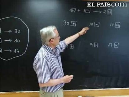 Ya hay solución para el decimocuarto desafío matemático con el que EL PAÍS celebra el centenario de la Real Sociedad Matemática Española. El profesor Antonio Aranda, de la Universidad de Sevilla, planteó el problema (vídeo de la izquierda) y ahora lo resuelven (vídeo de la derecha). La respuesta a la pregunta de esta semana es que no existe una secuencia de choques tal que todas las partículas acaben en el mismo estado. Pero había que demostrarlo. Se han recibido 1020 respuestas, de las que un 80% eran correctas: demostraban que no era posible llegar a una situación con todas las partículas en el mismo estado y la demostración no tenía errores. <a href="http://www.elpais.com/articulo/sociedad/habra/unica/clase/particulas/elpepusoc/20110621elpepusoc_9/Tes">Consulta la solución por escrito y los problemas anteriores</a>  