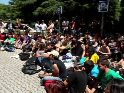 El rector de la Complutense habla con los estudiantes.