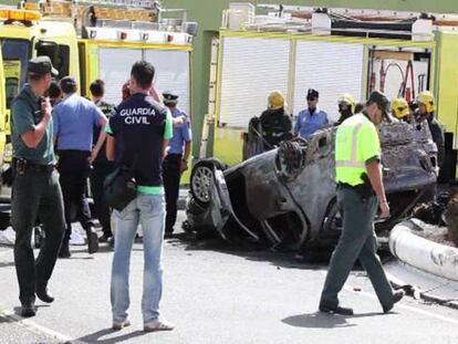 El coche quedó calcinado después de que el hombre lo estrellara.