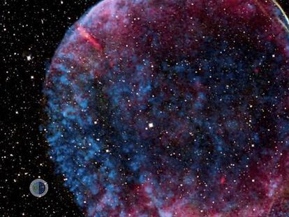 Animación realizada por el IAC que muestra dos enanas blancas orbitando en torno a su centro de masas y aproximándose progresivamente hasta que acaban fusionándose y dan lugar a la explosión de la supernova 1006.