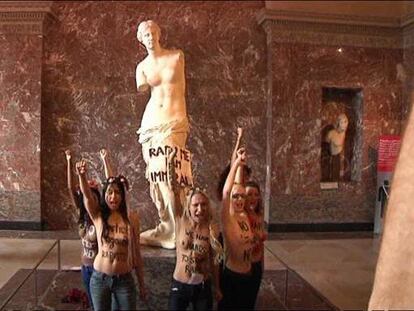 Activistas del grupo Femen se manifiestan en el museo del Louvre (París) contra la imputación de la víctima de violación tunecina.