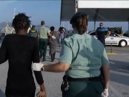 Agentes de la Guardia Civil y la Policía trasladan a una de las mujeres.