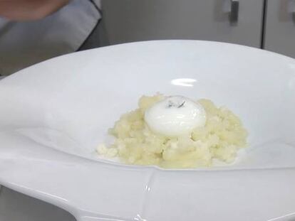El chef Sergio Laguarda prepara un granizado de melón con nitrógeno líquido, esferas de yogur y aire de zanahoria.
