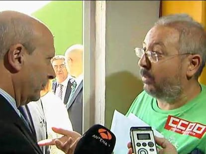 El ministro Wert recibe una camiseta verde en defensa de la enseñanza pública.