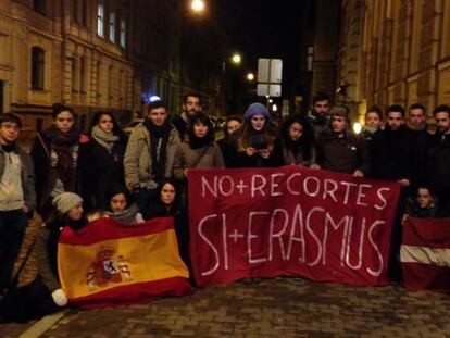 'Erasmus' españoles en Riga graban un manifiesto en vídeo.