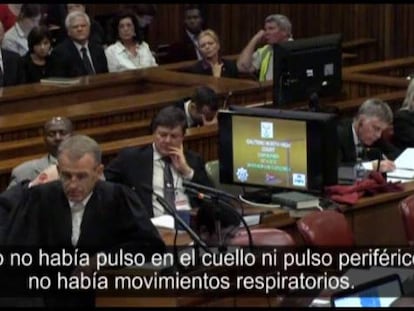 Pistorius se sienta en el banquillo durante la cuarta jornada de su juicio.